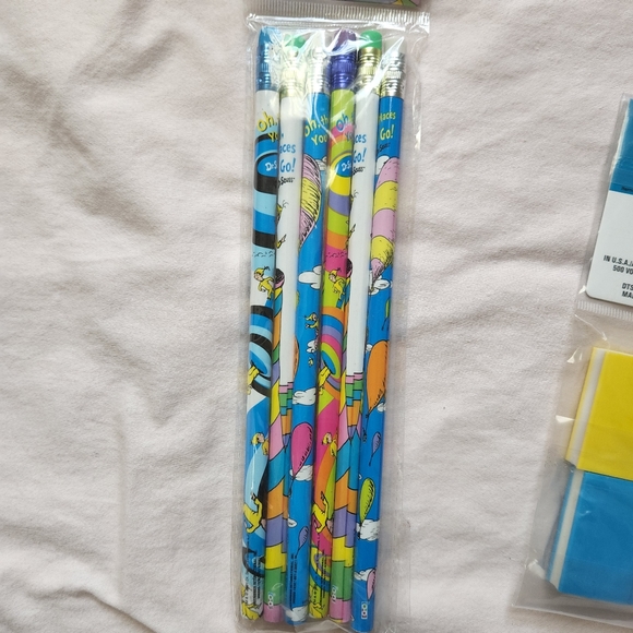 Dr. Seuss bundle 6 Pencils, 6 Erasers, 1 Pencil Sharpenir - Picture 10 of 12